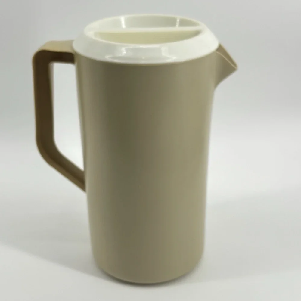 VINTAGE RUBBERMAID 2 1/4 QUART‎ ALMOND PITCHER W/WHITE LID #2445